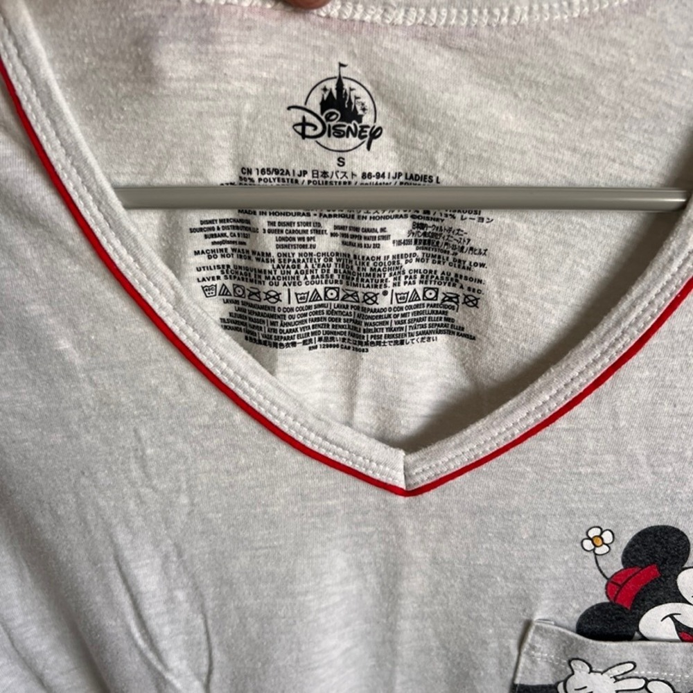 Disney Minnie Mouse‎ Pocket V-Neck T-Shirt Graphic Tee Red Trim Size S - Picture 3 of 9